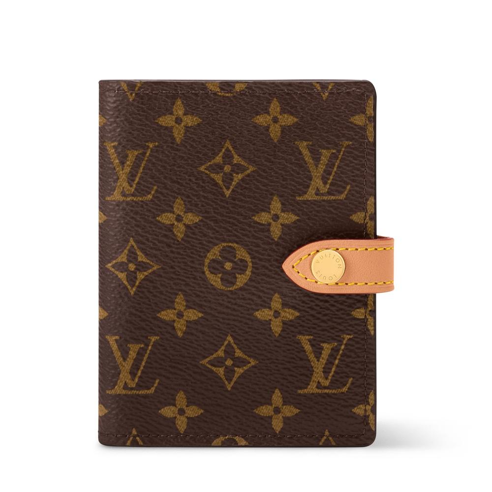 Louis Vuitton吸油面紙套，採用Monogram帆布設計，收納套內附200張吸油面紙。18,500元。