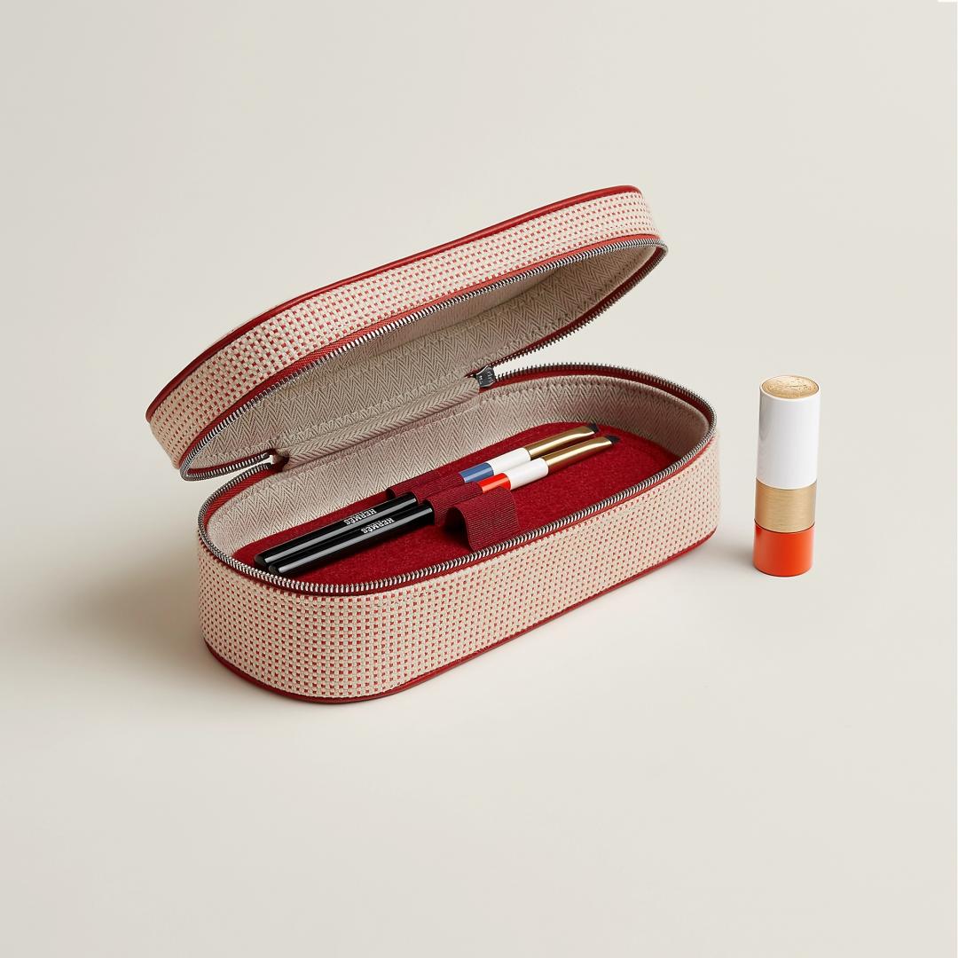 Hermès Escale收納包，三色H帆布收納包，羊毛氈設計、小羊皮滾邊裝飾，30,100元。