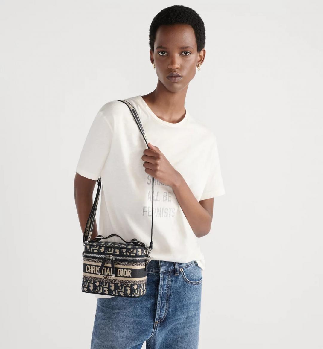 Dior Travel小型化妝包附肩背帶，Dior Oblique刺繡圖案，77,000元。