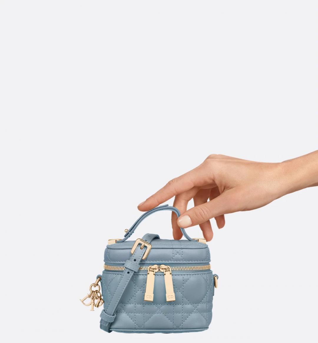 Dior Lady Dior微型化妝包，雲藍色Cannage籐格紋羊皮，58,000元。