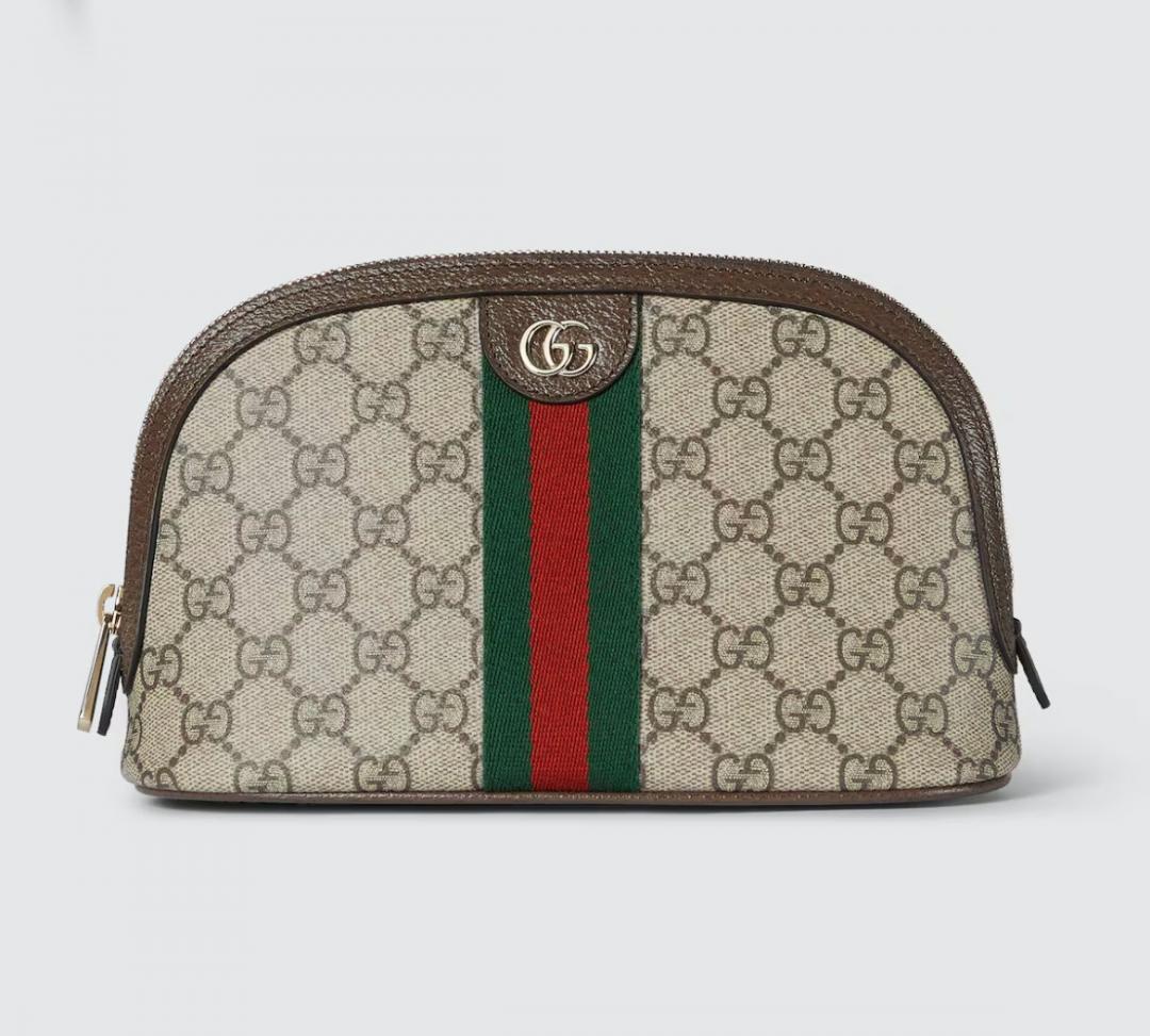 Gucci Ophidia系列小號化妝包，經典條紋織帶與淺金色調雙G標誌。420歐元、約台幣14,991元。