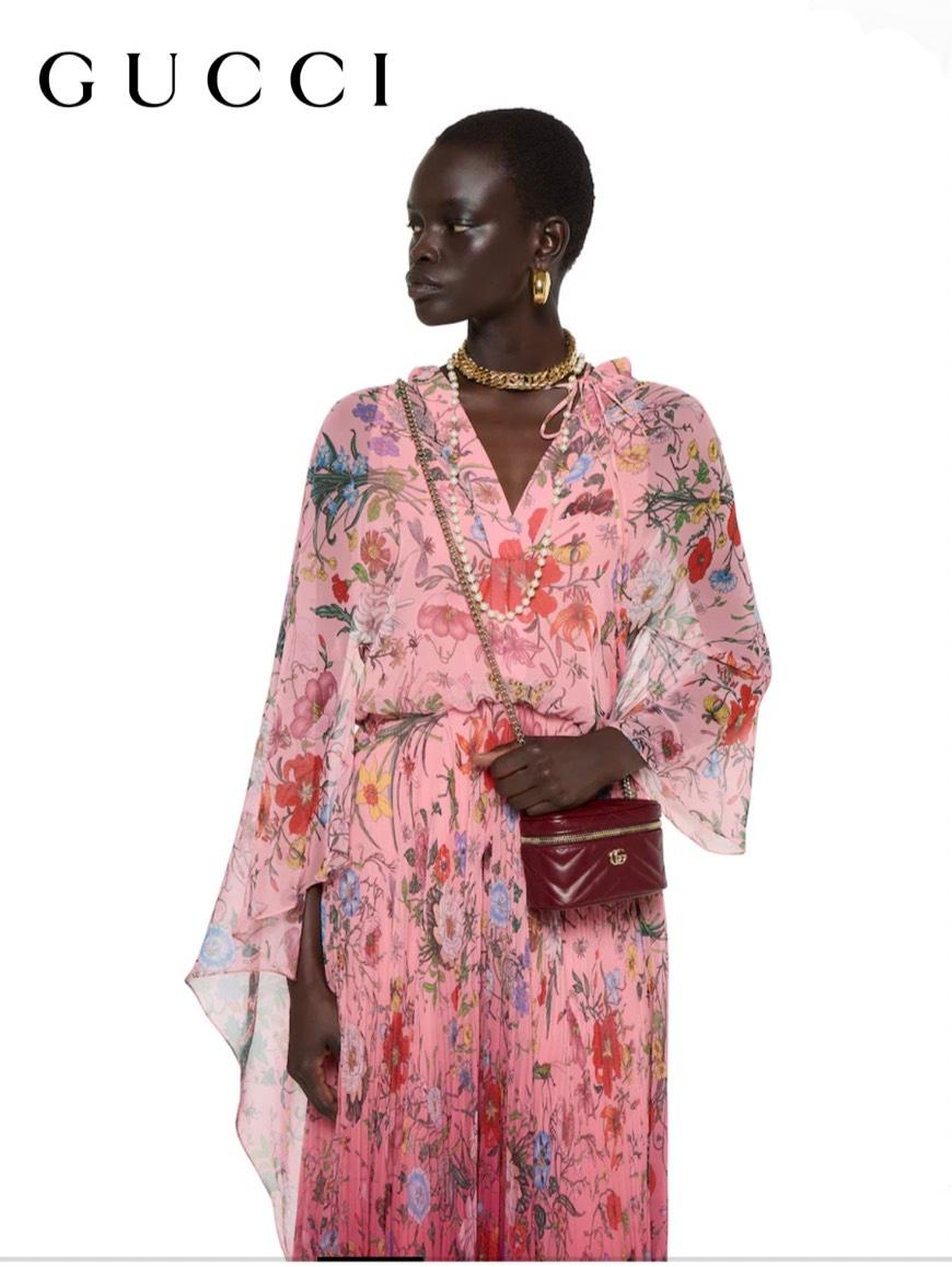 Gucci GG Marmont nano化妝包，紅色馬特拉塞凸紋V型皮革，適用於口紅也可放置Airpods，980歐元、約台幣34,979元。