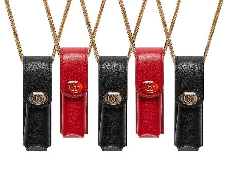 Gucci隨身口紅鏈帶包，還可以當項鍊佩戴。300歐元、約台幣10,708元。