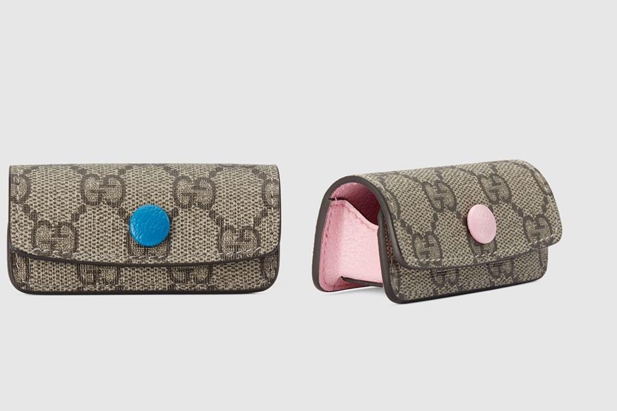 Gucci脣膏盒，採用經典開釦設計，搭配淡粉與天藍色兩種顏色皮革。價格店洽