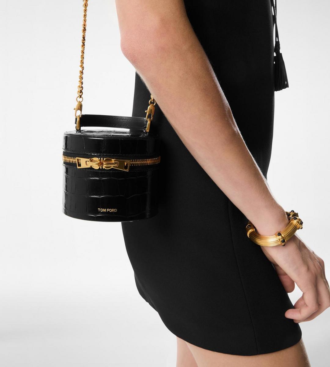 Tom Ford Audrey迷你鱷魚紋皮革化妝包，皮革、雙向拉鍊，附金色鏈帶，2,180歐元、約台幣77,770元。