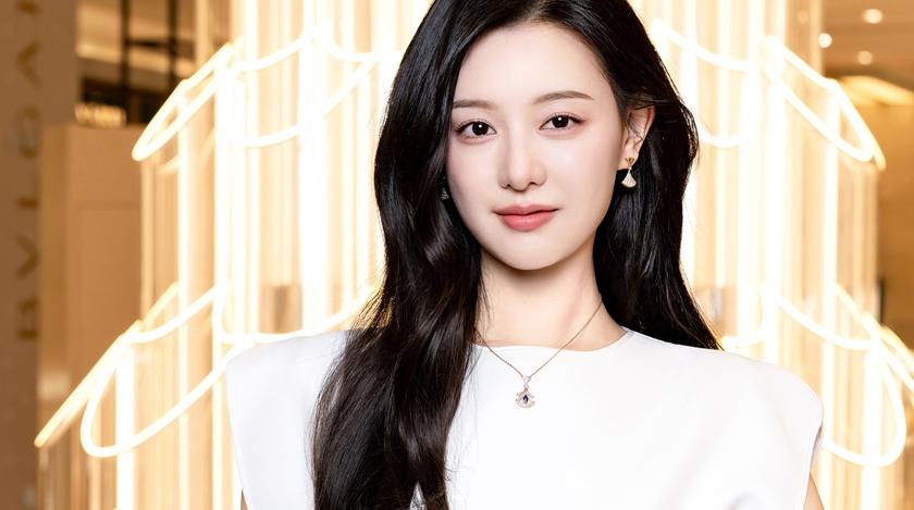 金智媛搶先過耶誕！披白色性感禮服、耀眼珠寶現身首爾百貨公司狂拍照