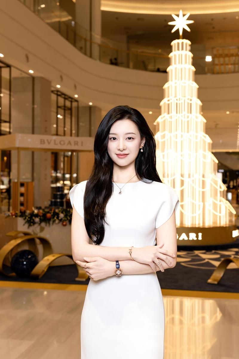 金智媛化身耶誕女神，以一襲白色禮服造型為代言珠寶品牌寶格麗站台。（BVLGARI提供）