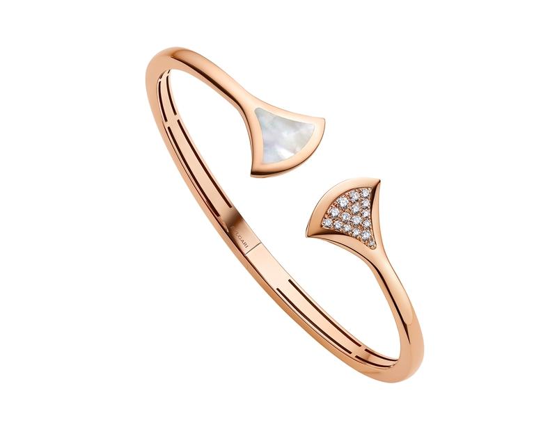 金智媛佩戴：Divas’ Dream玫瑰金珍珠母貝鑲鑽手環。（BVLGARI提供）