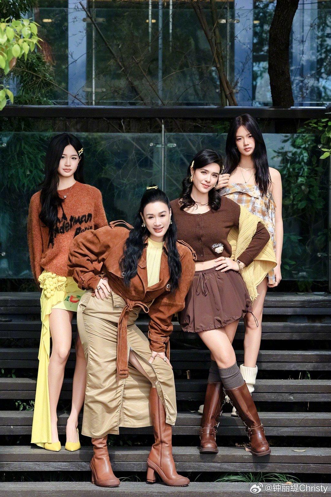 鍾麗緹在前兩段婚姻中，陸續生下三名女兒，如今老大（右二）已經27歲，四人站在一起猶如姊妹。