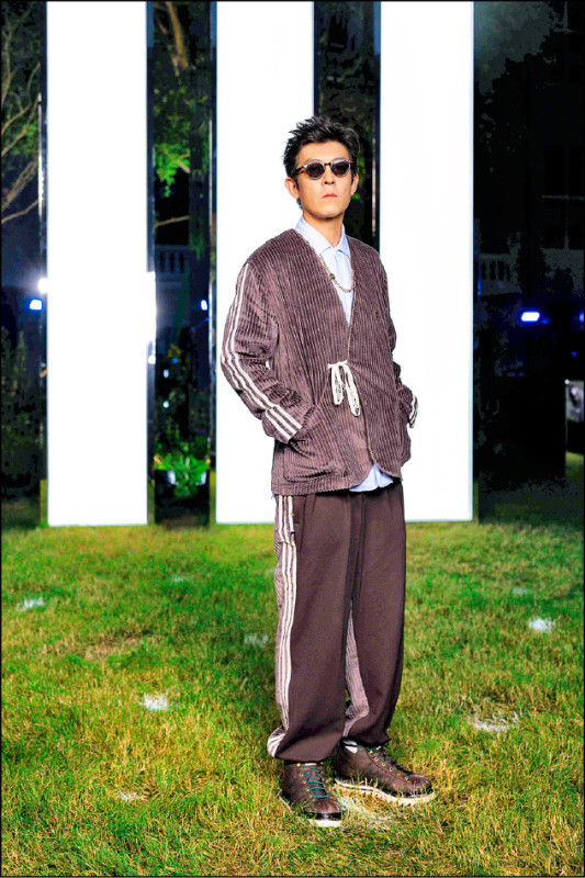 陳冠希親自演繹和adidas Originals合作的聯名系列，自在遊走復古休閒與精緻風格之間。燈芯絨西裝外套，5,690元；燈芯絨長褲，5,290元。