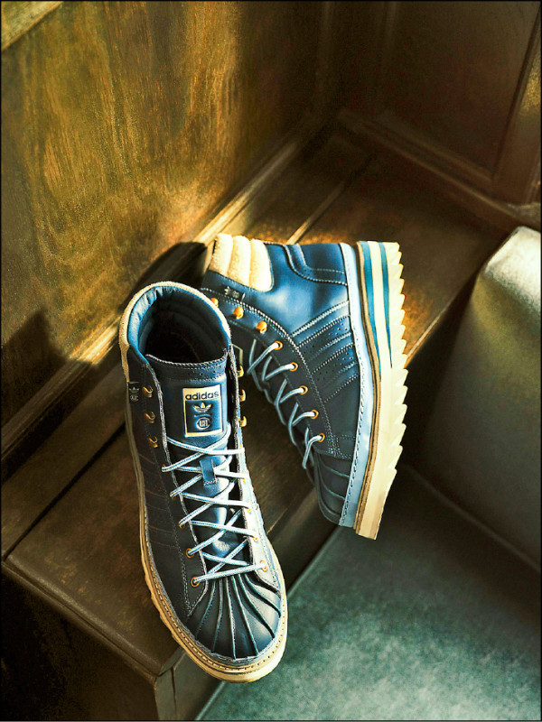 adidas Originals與CLOT聯名推出Pro Model中性中筒靴，提供海軍藍、棕色兩色選擇，圖為海軍藍，7,200元。