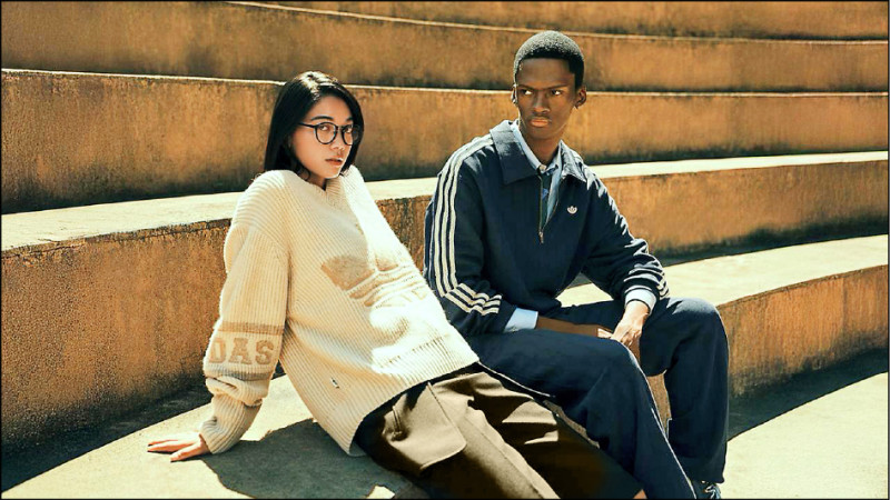 adidas Originals×CLOT Pro Model Collection by Edison Chen將於11月15日起在官網、信義品牌概念店、中山經典門市、西門經典門市、台中大遠百經典門市、高雄文橫經典門市販售。女模著用針織V領毛衣，7,200元；男模著用學院風半拉鍊衛衣，5,290元。