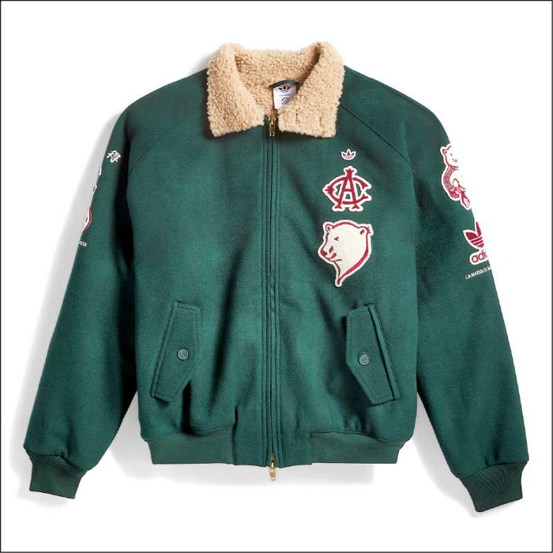 以毛領片捎來冬日暖意的聯名系列羊羔毛內襯棒球夾克，14,800元。