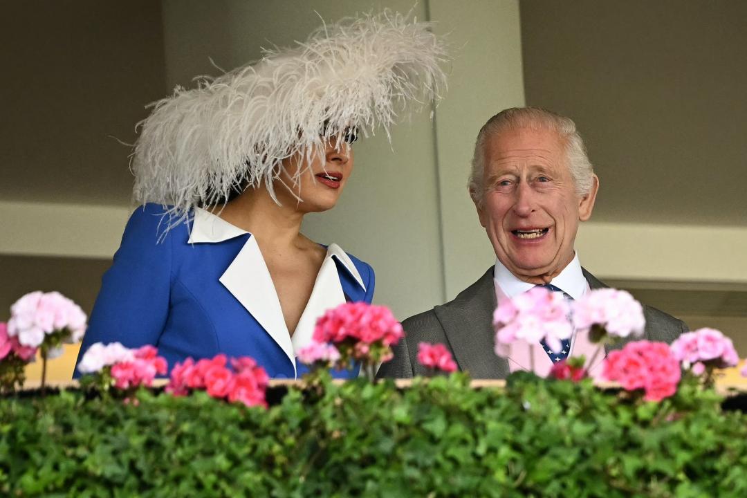 2024年，蘇菲與查爾斯國王一同出席賽馬會。(法新社)