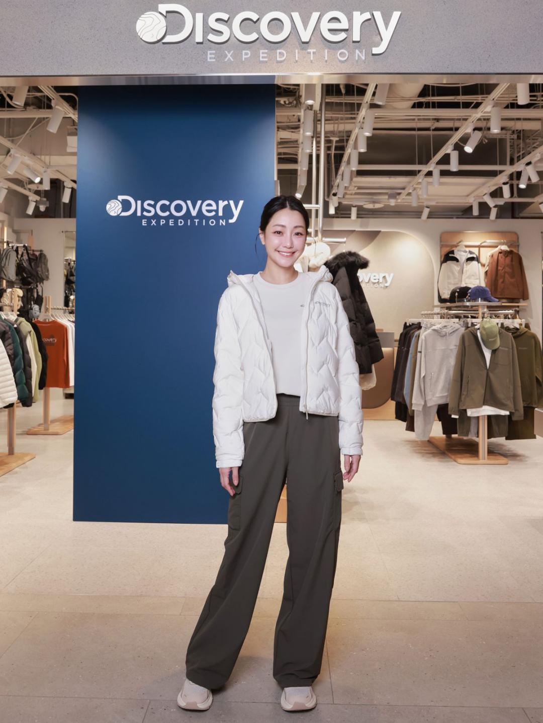 謝欣穎著TIBERN TUBE女版連帽鵝絨輕羽絨（NT$8,390）搭配梭織休閒長褲（NT$3,490）營造隨興慵懶氣質。