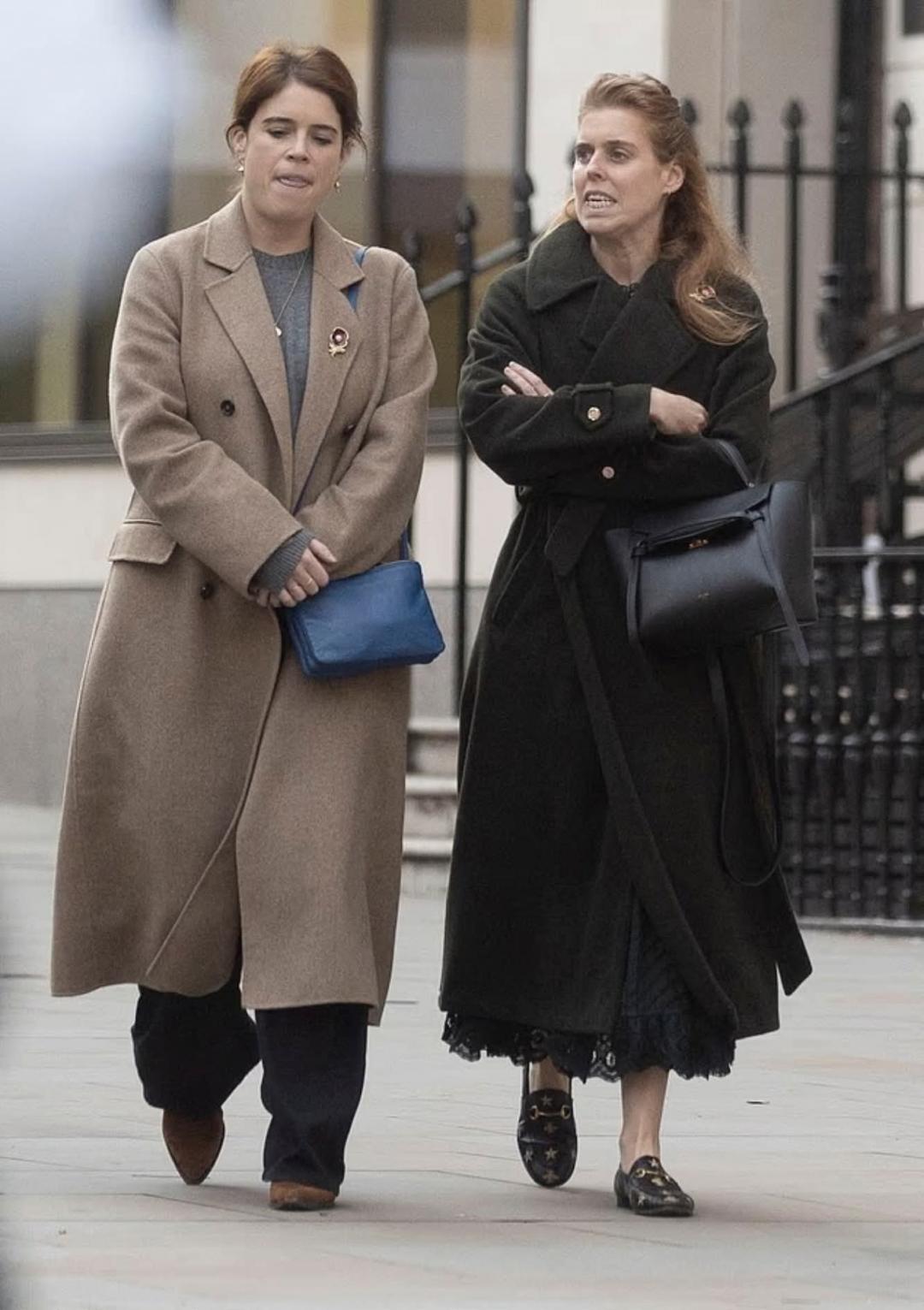 如今都各自擁有家庭，碧翠絲公主與尤金妮公主平時居住地相隔甚遠，此次難得在倫敦被捕捉到同框照。