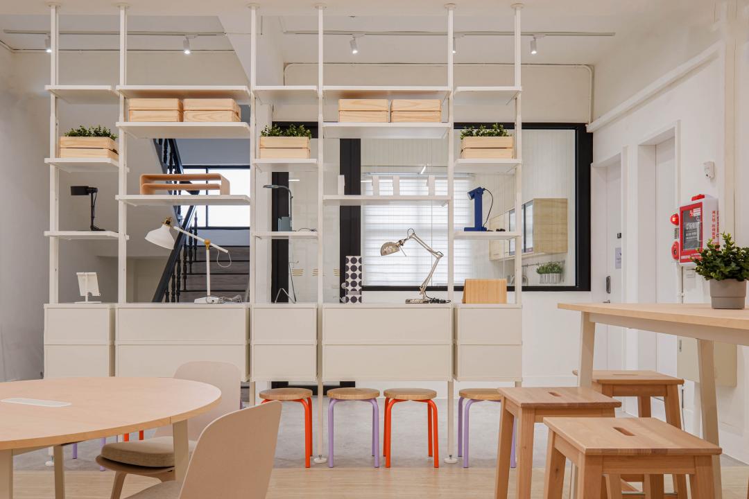 一樓一入門即可見ELVARLI層架，擺放備品讓使用更便利。(IKEA提供，以下同)