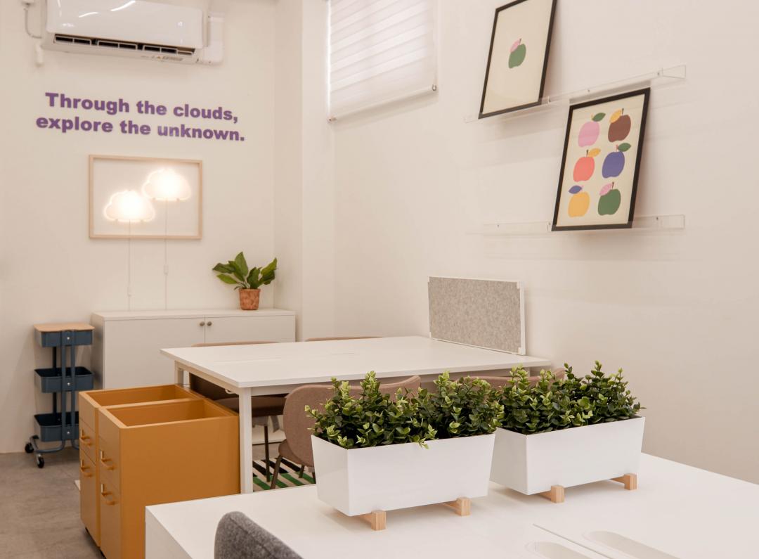 三樓設有四間4-5坪辦公室與小會議室，透過靈活配置與收納巧思，在有限空間中充分展現IKEA的收納強項。