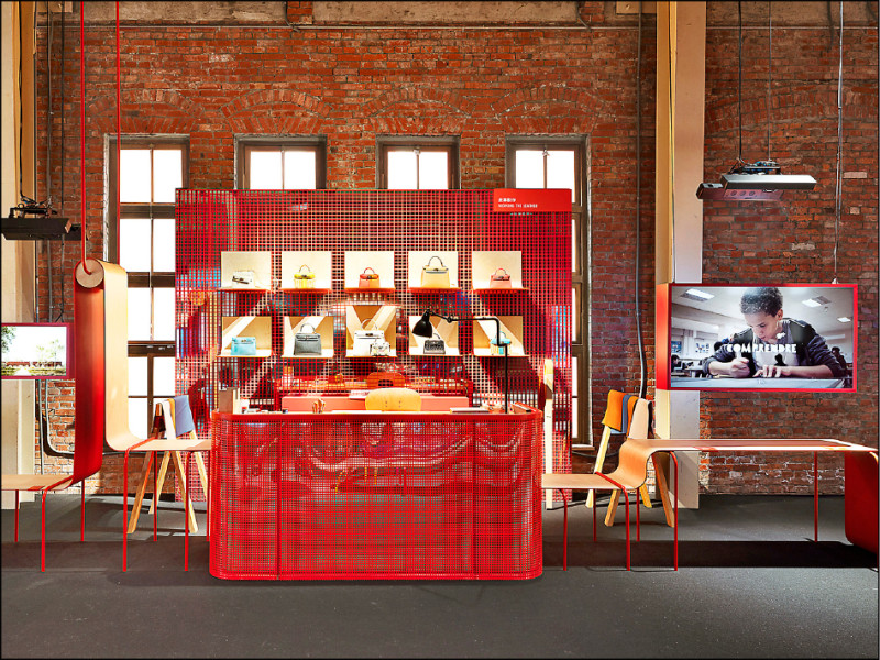 透過凱莉包的製作，讓觀覽者能更深入了解愛馬仕的皮革工藝過程。