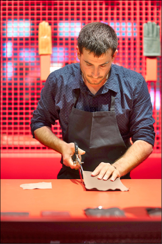 手套製作工坊的工匠示範挑選、揉製、剪裁用來製作手套的皮革及製程。