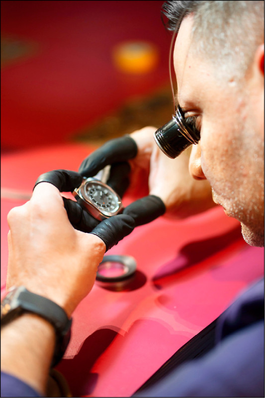 遠道來台的愛馬仕製錶師，在展覽中示範將精巧的腕錶結構組裝成讀時錶盤。