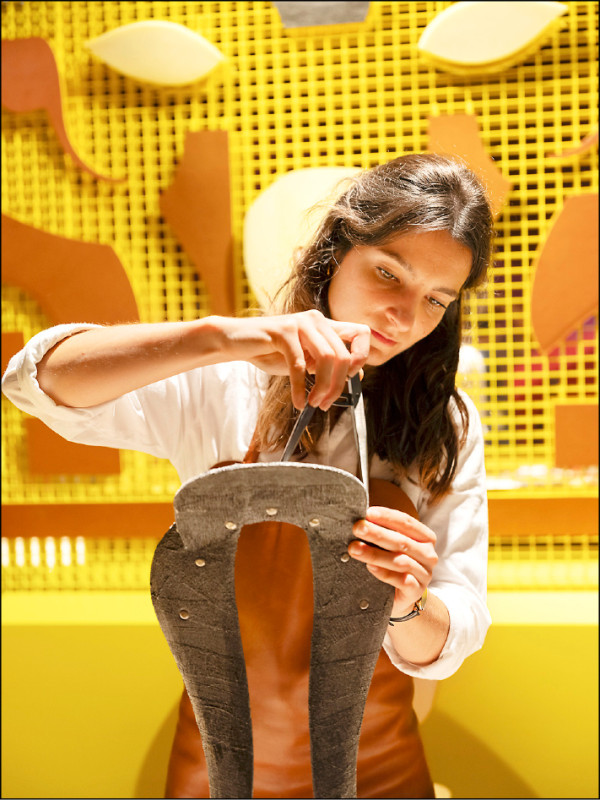 連結愛馬仕以製作馬具起家的品牌歷史，工匠在展覽現場示範運用縫製技術製作的馬鞍，視覺極具震撼力。