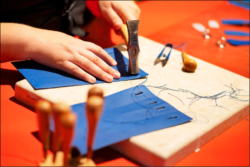 愛馬仕將法國工坊原況帶到台灣，透過五感沉浸式體驗，製作皮件的敲擊聲也顯得悅耳。