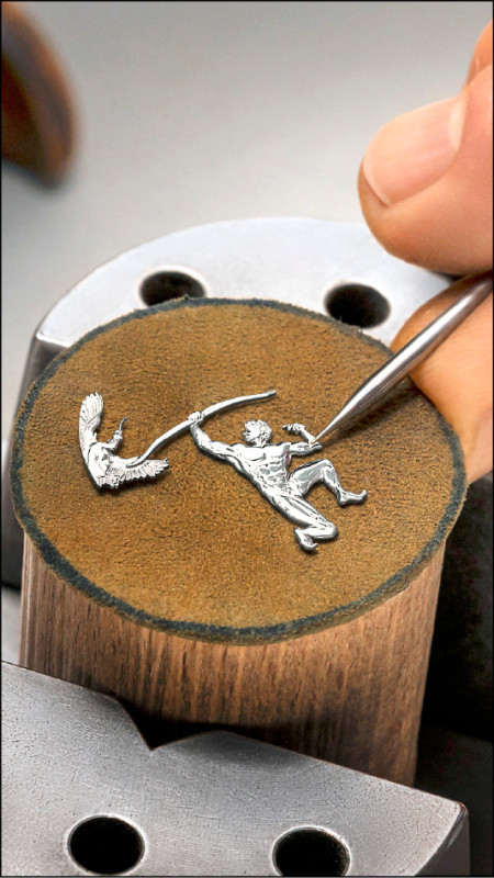 每件微雕作品皆需耗時約40小時方能完成。