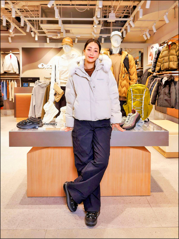 謝欣穎穿上Discovery KELLY羽絨外套（11,500元），為帥氣刷毛工裝長褲（4,690元）造型挹注俏皮氣息。