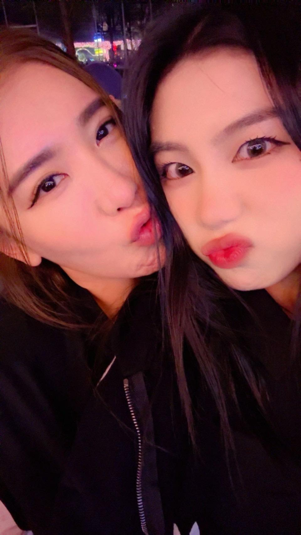 小禎與女兒外表看來就像姊妹般。