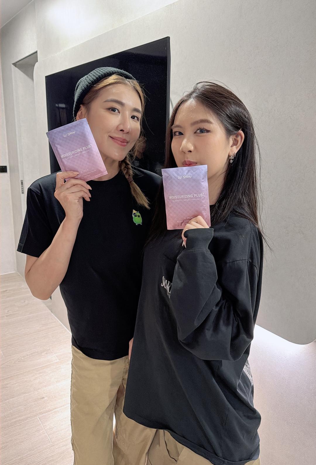 小禎與寶貝女兒Emma一起敷面膜，成了母女倆之間的交流時刻。