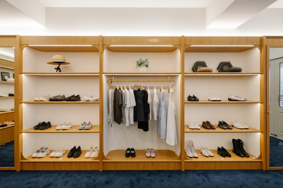 Rockfish的陳列空間以木質傢俱展現英倫氛圍。