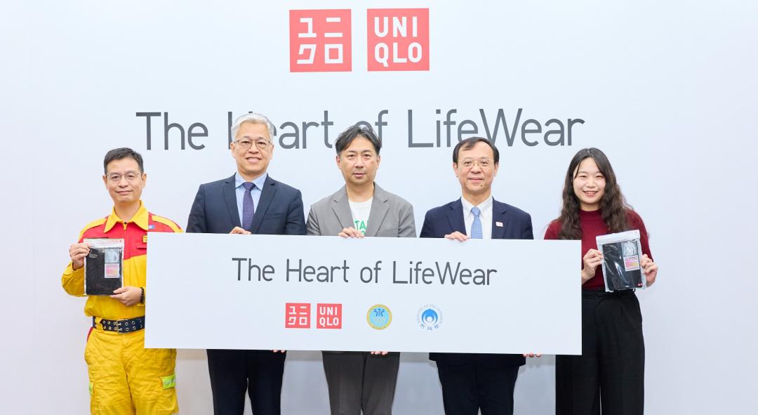 UNIQLO The Heart of LifeWear全球送暖行動致敬第一線無名英雄。（左起）內政部消防署特種搜救隊代表許僑聲、內政部常務次長吳堂安、UNIQLO台灣營運長篠﨑大二郎、衛福部部長石崇良、台北市政府社會局北投社會福利服務中心社工葛語容。