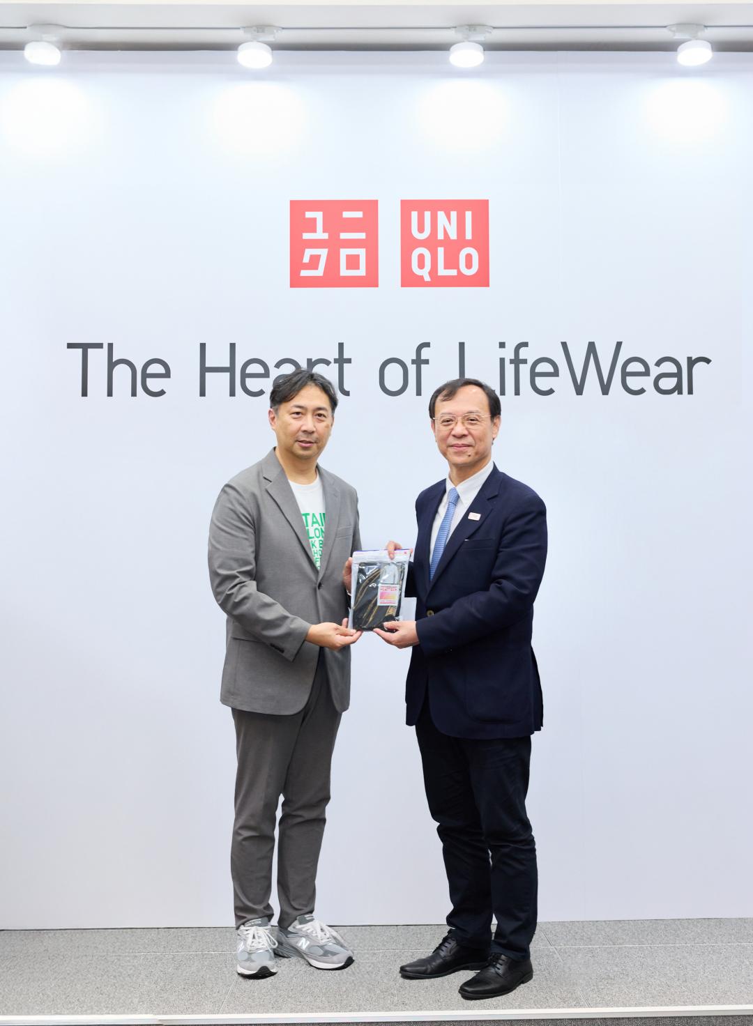 （左起）UNIQLO台灣營運長篠﨑大二郎將HEATTECH吸濕發熱衣致贈給衛福部石崇良部長。