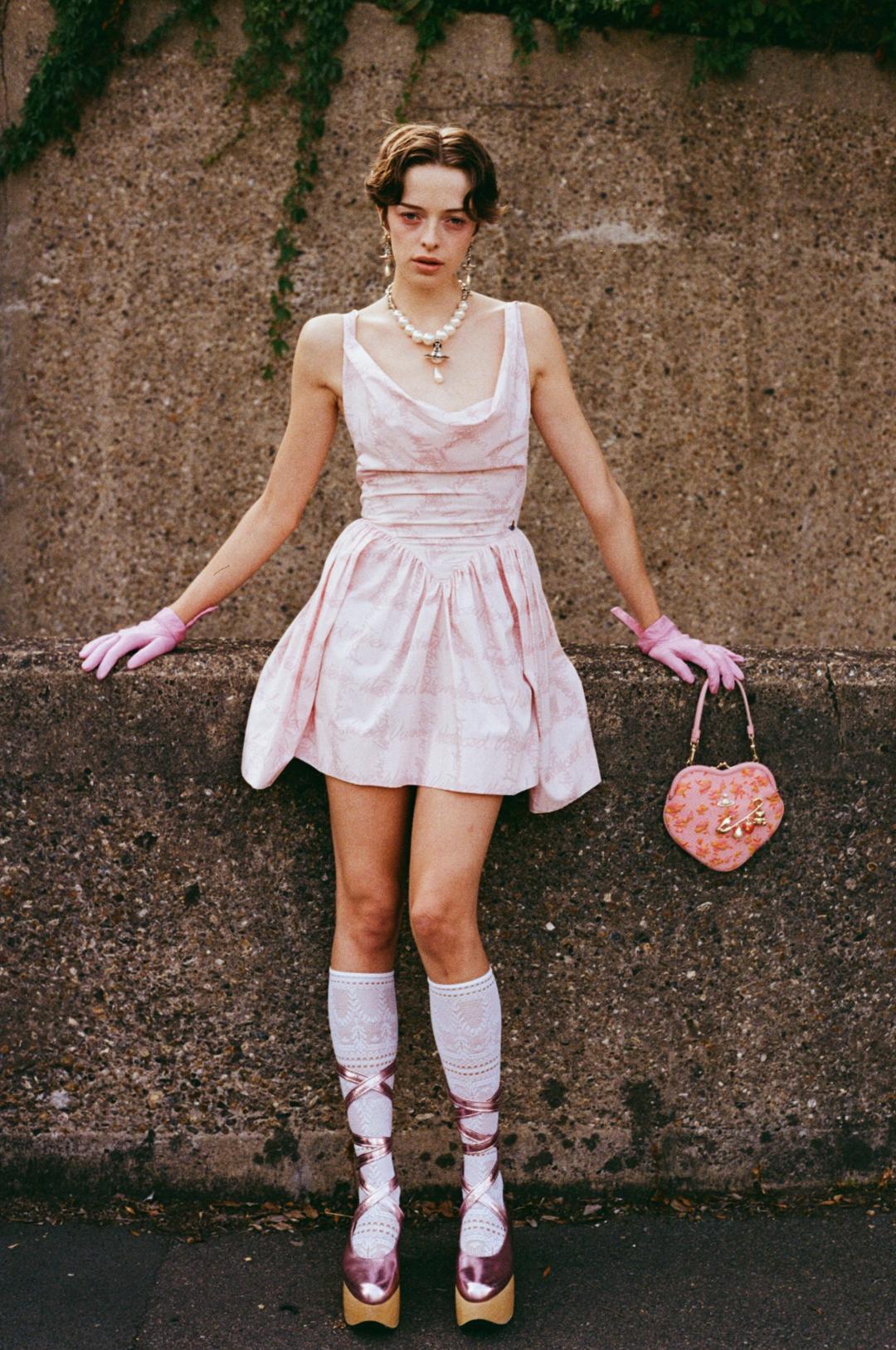 淡粉色棉質Mini Sunday洋裝，細節可見手繪Vivienne Westwood標誌格紋，售價NT$40,100元。