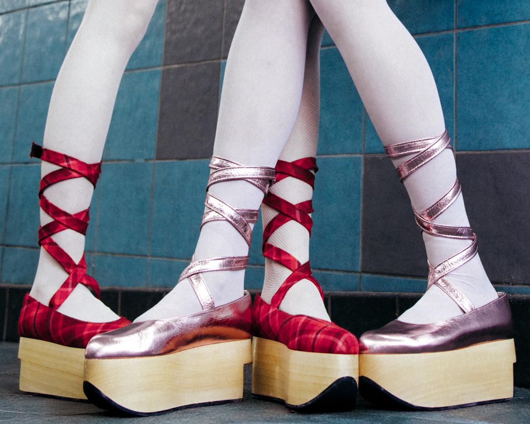 Rocking Horse Ballerina厚底鞋：亞洲獨家粉色金屬感皺摺皮革版本（32,400元）及紅色Lochcarron羊毛格紋款（31,300元）。