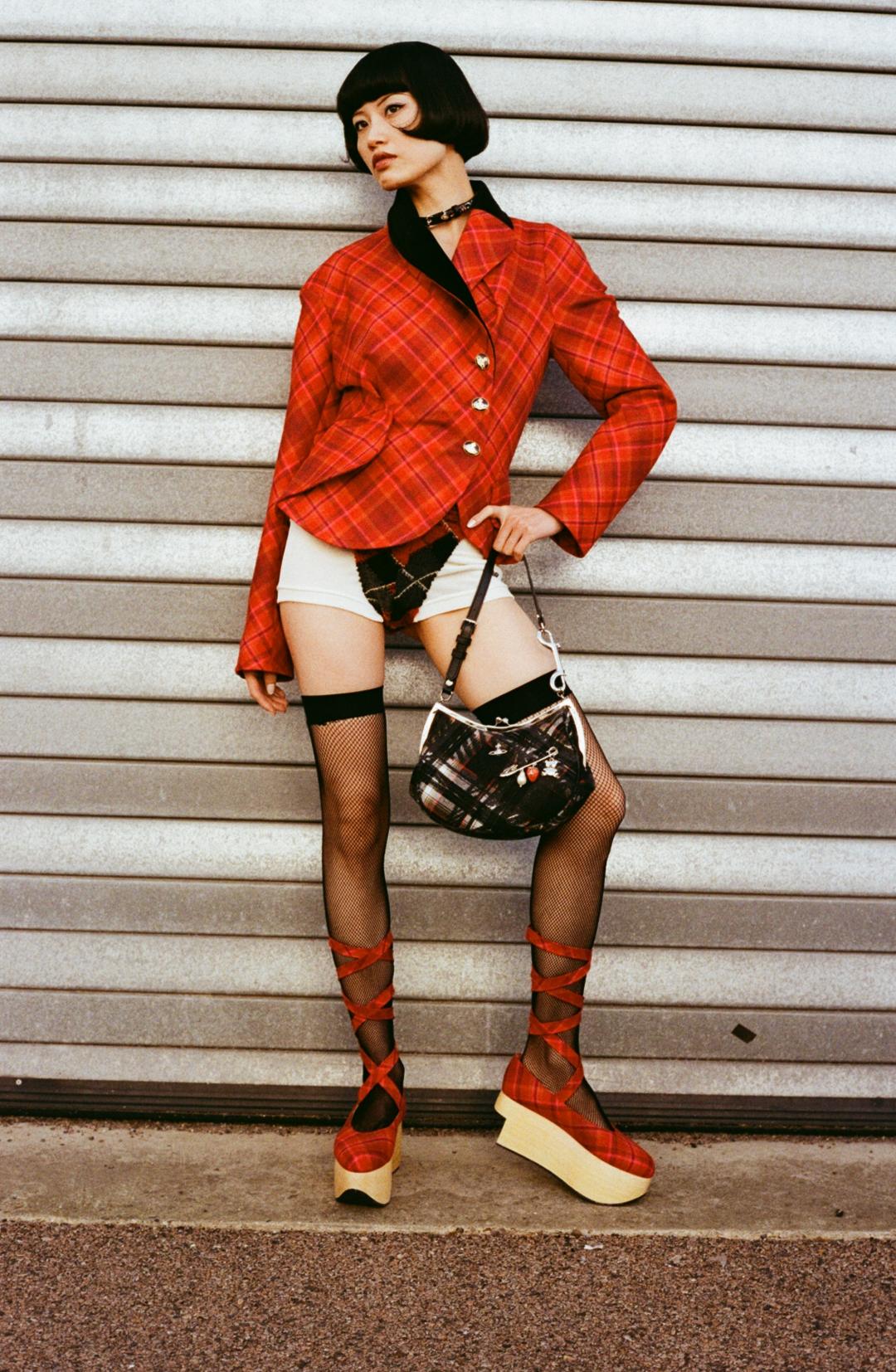 紅色Lochcarron格紋Stormy外套，以個性不對稱剪裁結合黑色天鵝絨翻領，打造遊走叛逆與優雅的風格，售價NT$75,000元。