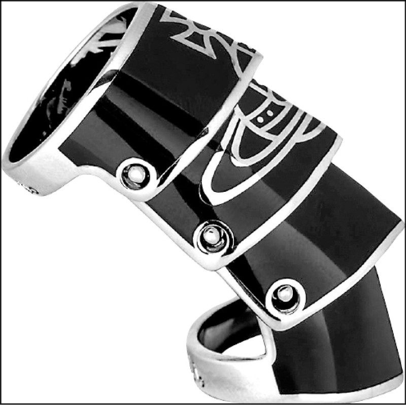 黑色琺瑯鍍層結合銀色土星標誌打造的經典護甲戒。Nana Armour戒指，15,700元。