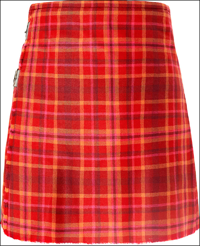 代表龐克風格的紅色格紋細節是聯名系列重點元素之一。Mini Kilt短裙，40,500元。