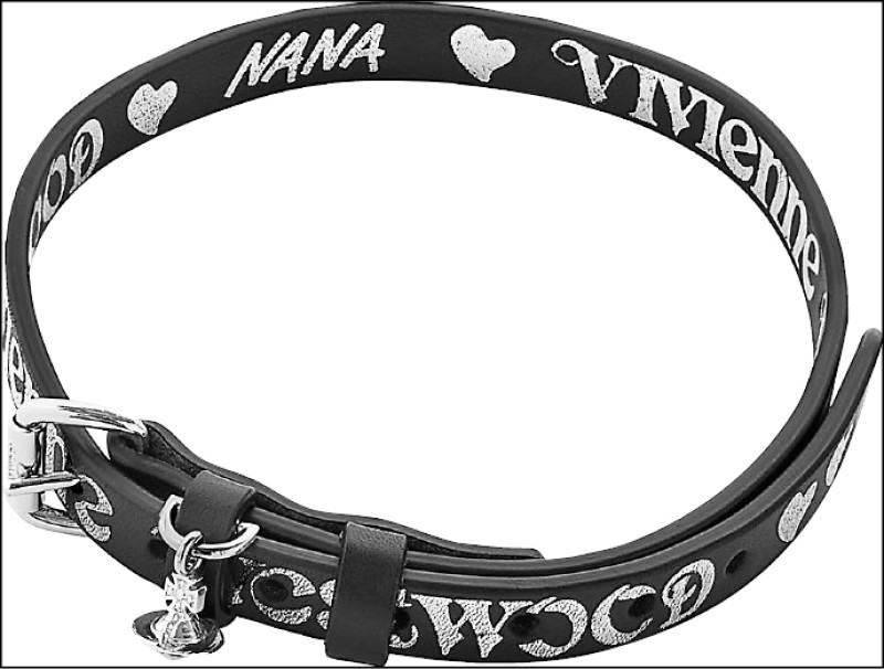 黑色皮革搭配銀色字樣與土星環裝飾的Nana Leather頸鍊，呼應漫畫角色以頸鍊作為不羈個性的經典識別造型，11,300元。