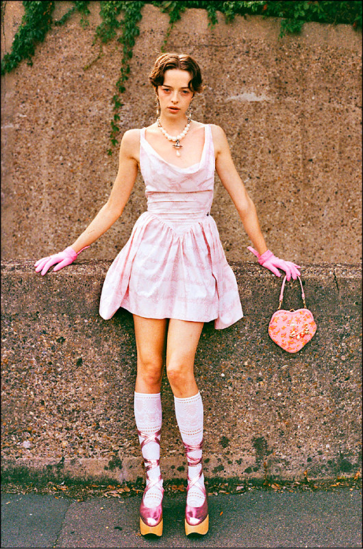 漫畫名作《NANA》與Vivienne Westwood攜手合作，聯名單品台灣僅於Vivienne Westwood台北東區旗艦店販售。淡粉色棉質Mini Sunday洋裝，40,100元。