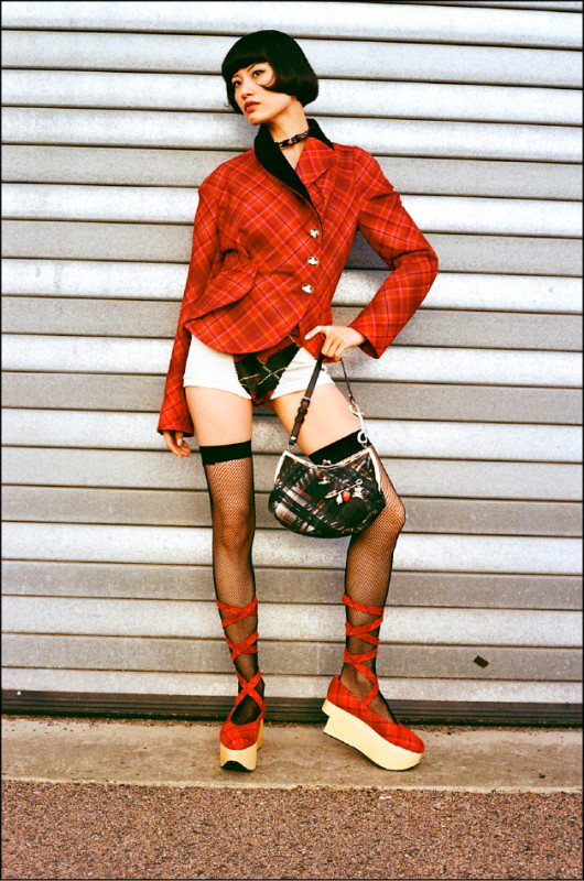 漫畫名作《NANA》與Vivienne Westwood攜手合作，聯名單品台灣僅於Vivienne Westwood台北東區旗艦店販售。紅色Lochcarron格紋Stormy外套，75,000元。