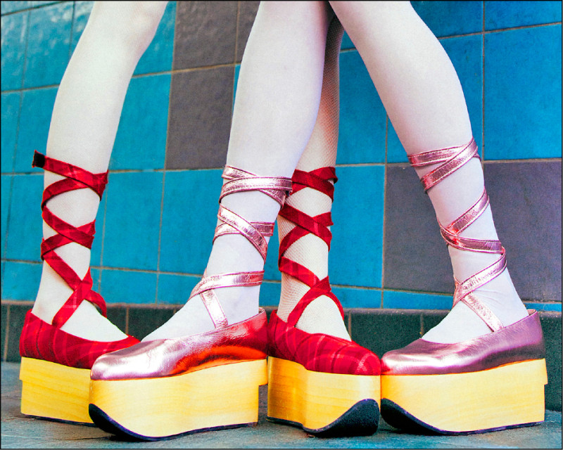 1987／88秋冬《Harris Tweed》系列首次亮相的Rocking Horse Ballerina厚底鞋，此次聯名推出亞洲獨家粉色金屬感縐褶皮革版本，32,400元，以及紅色Lochcarron羊毛格紋款，31,300元，並運用纏繞式綁帶增添視覺層次感。