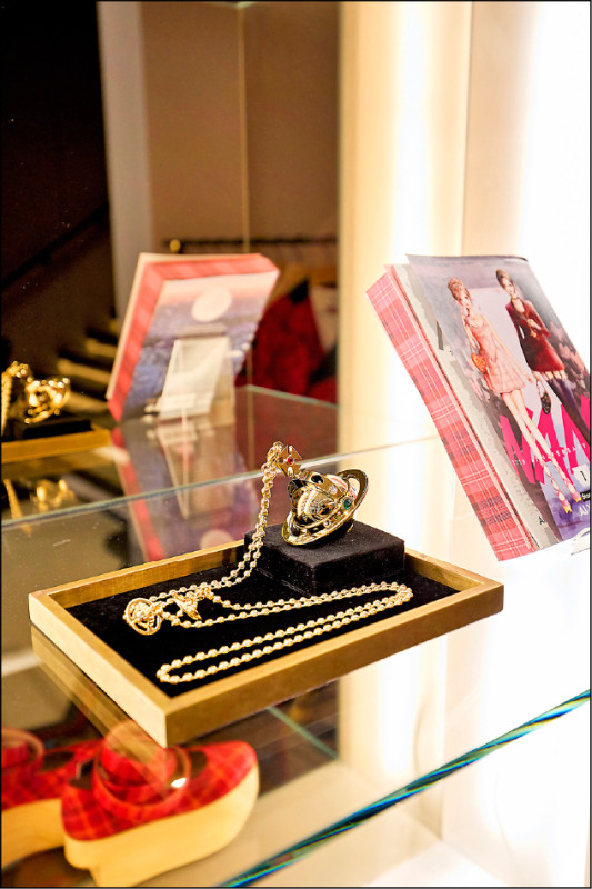 土星項鍊打火機，全台限量6顆，各68,800元。