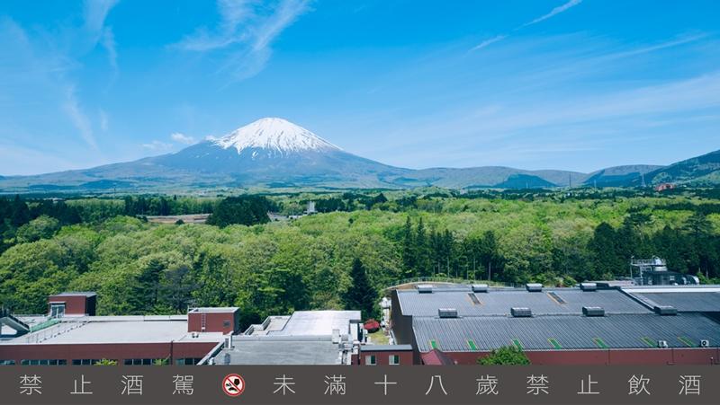 位於靜岡縣海拔620公尺的富士御殿場蒸溜所，四季雲霧繚繞、氣候冷涼，水源取自歷經半世紀過濾的富士山伏流水，是孕育「富士日本威士忌」純淨風味與靜謐美學的誕生之地。（台灣麒麟提供）