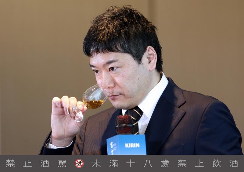 富士御殿場蒸溜所調酒師竹重元氣先生揭示「富士」系列背後的風土奧義與工藝精神，現場讓賓客透過品飲體驗展現日本匠心與自然融合的極致美學。（台灣麒麟提供）