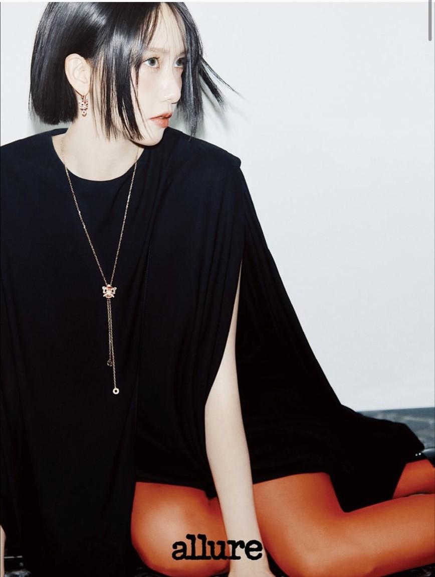 短髮的潤娥更顯俏麗，佩戴Qeelin全新「Xi Xi 系列」作品，與黑色服裝完美相襯。（翻攝自instagram）