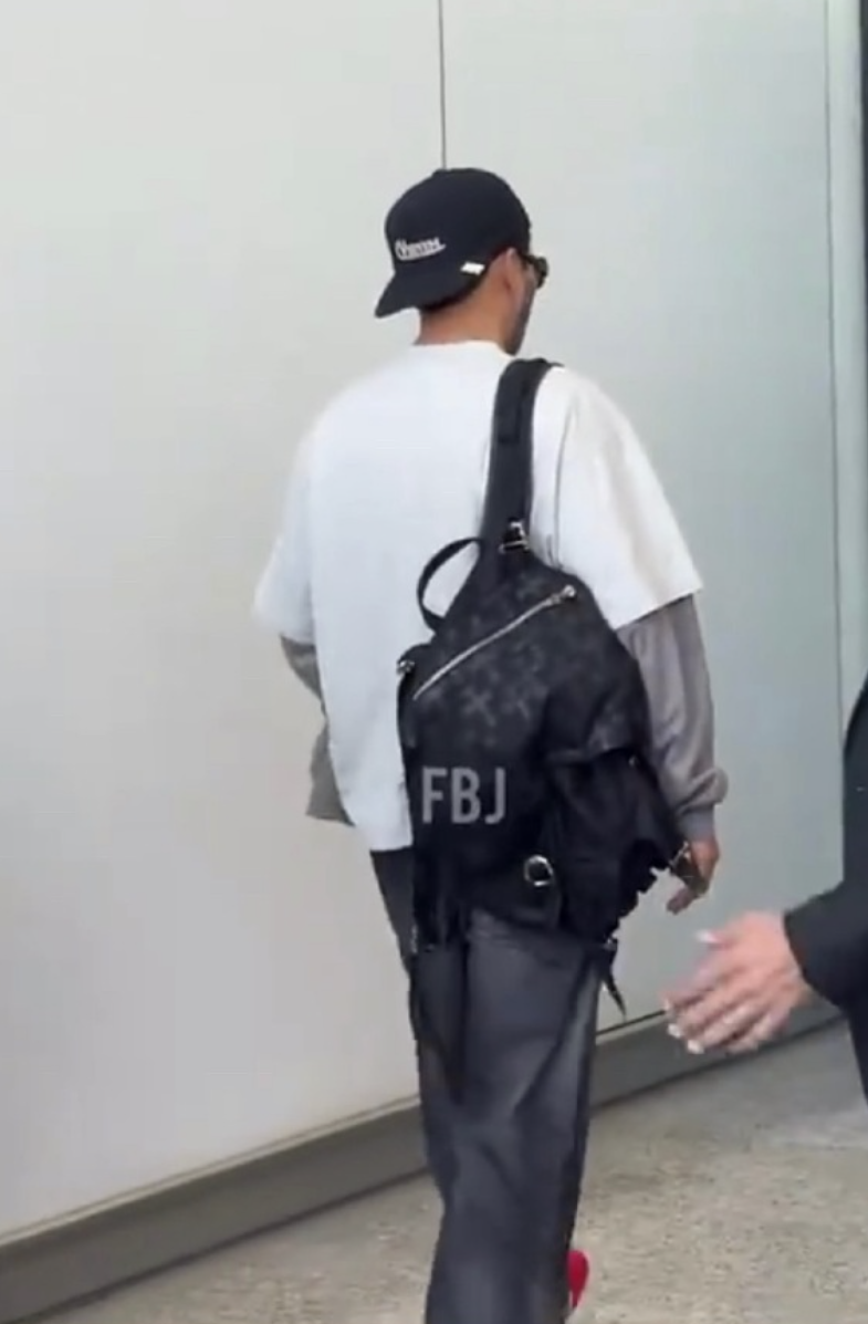 玄彬的機場造型輕鬆休閒。(翻攝自Weibo)