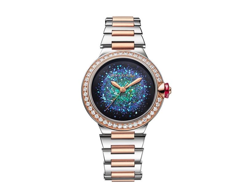 藍綠色珍珠母貝面盤精鋼與玫瑰金腕錶，日本限定。（BVLGARI提供）