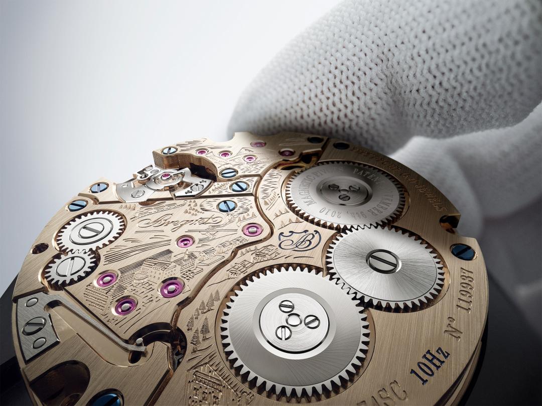 74SC機芯配備飛返功能的小秒針與觀測秒針，動力儲存60小時。